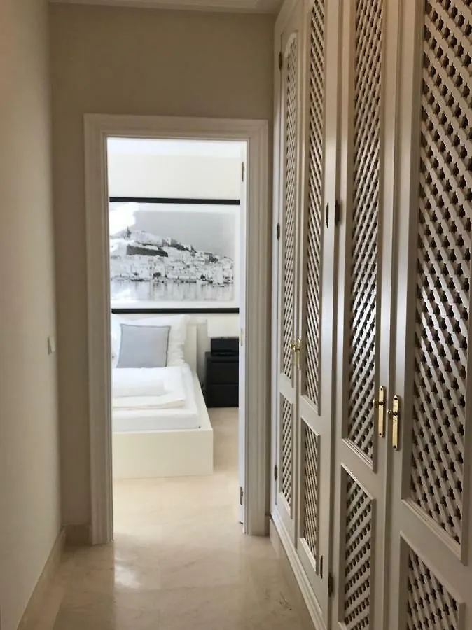 Dos Monos Villa San Antonio